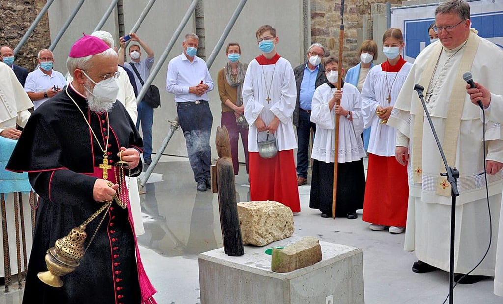 Bischof Gerhard Feige segnet den Grundstein für das neue Prämonstratenserkloster in Magdeburg.