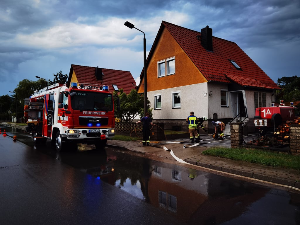 Feuerwehreinsatz am Samstag, 5. Juni, in der Börnecker Straße in Blankenburg. Dort waren mehrere Keller und Tiefgaragen voll gelaufen sowie angrenzende Straßen überflutet.