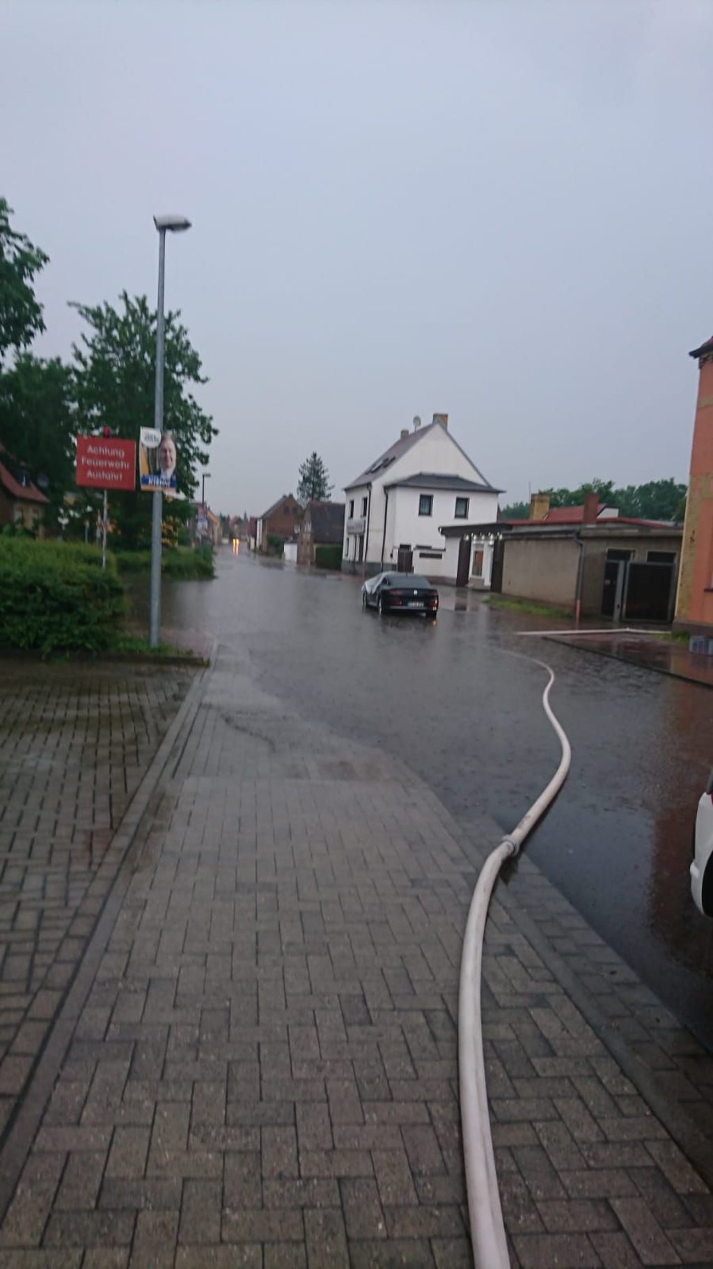 In Muldenstein vor der Feuerwehr stand das Wasser auf der Straße.