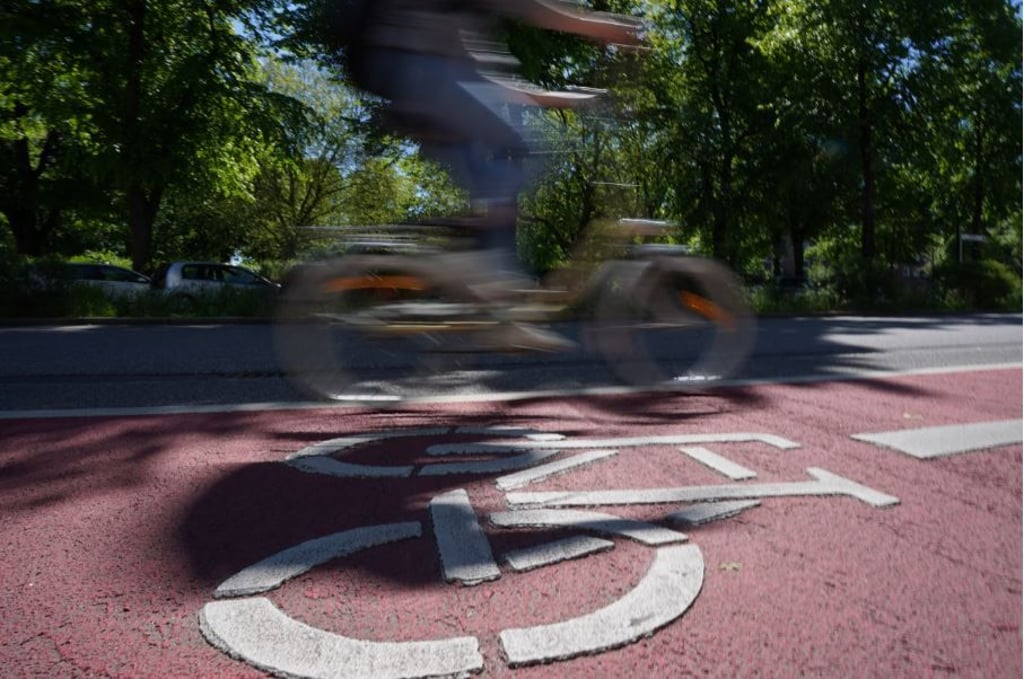 Das „VW“-Auto ordnete sich aber nach dem Überholen zu kurz vorm Radler wieder ein, sodass der nach rechts ausweichen musste, um nicht vom PKW erfasst zu werden.
