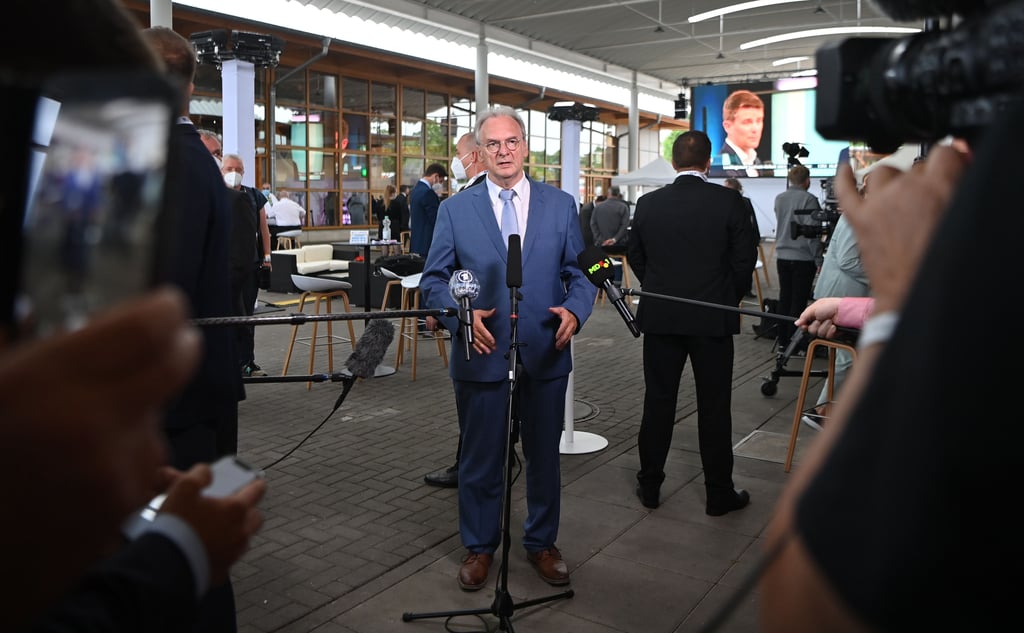 Reiner Haseloff, CDU, Ministerpräsident von Sachsen-Anhalt, spricht nach der Bekanntgabe der ersten Prognosen.