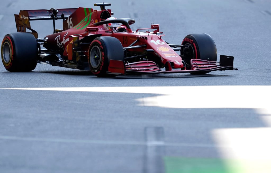 Charles Leclerc startet mit seinem Ferrari-Boliden beim Großen Preis von Aserbaidschan von der Pole Position ins Rennen.