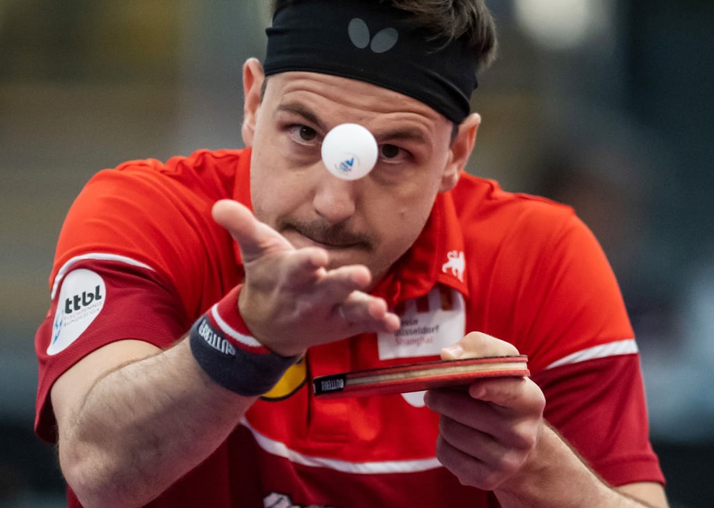 Düsseldorfs Tischtennis-Ass Timo Boll beim Aufschlag.
