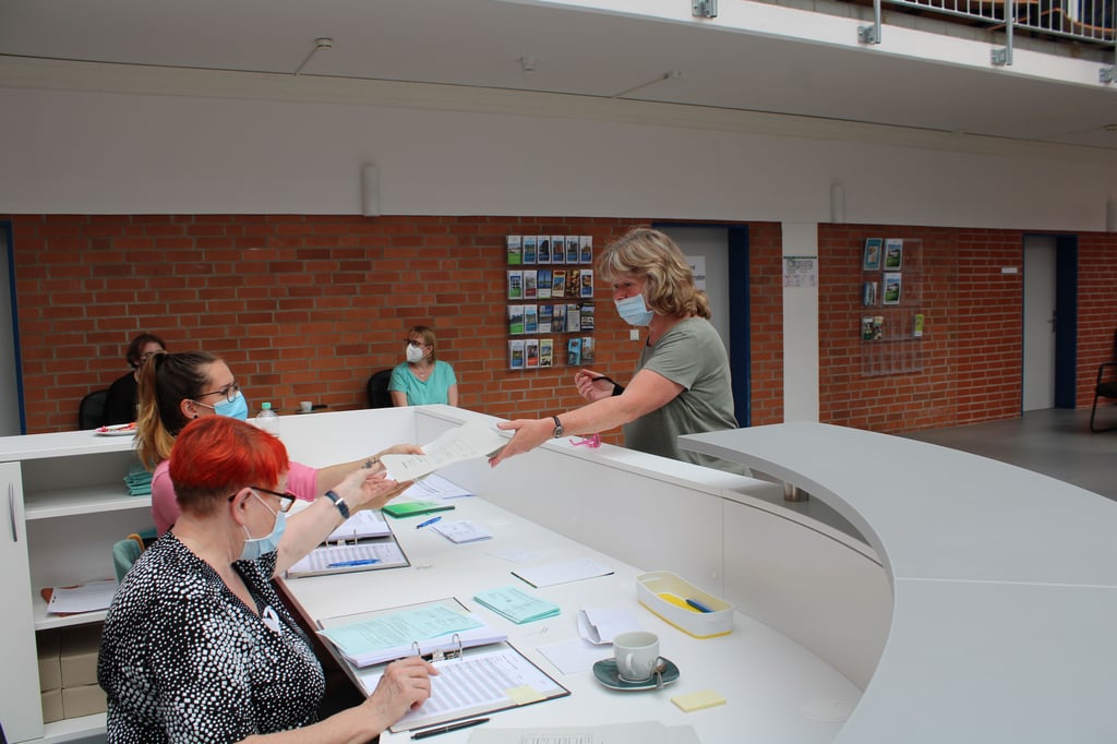 Auch im Rathaus Bitterfeld kann gewählt werden: Hier erhält Angelika Gabriel ihre Wahlunterlagen.