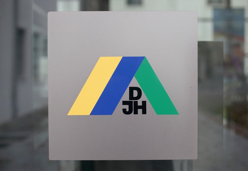 Das Markenzeichen der Deutschen Jugendherbergen klebt auf der Tür einer Jugendherberge.