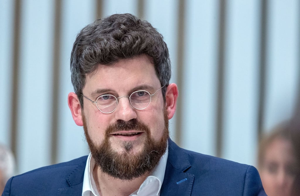 Julian Barlen spricht.