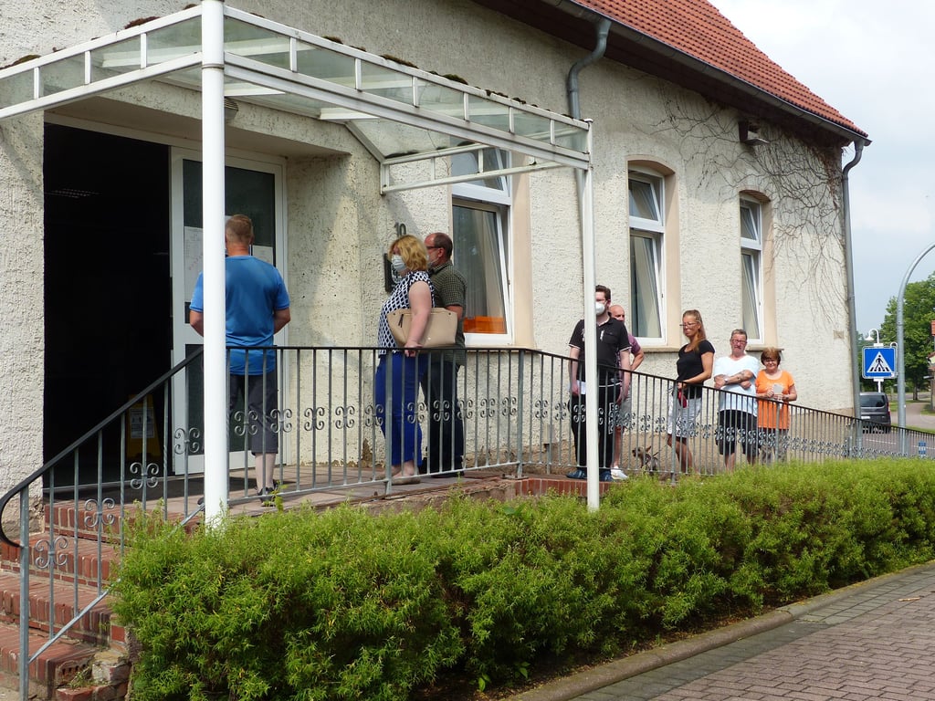Warteschlange vor dem Wahllokal in Friedersdorf