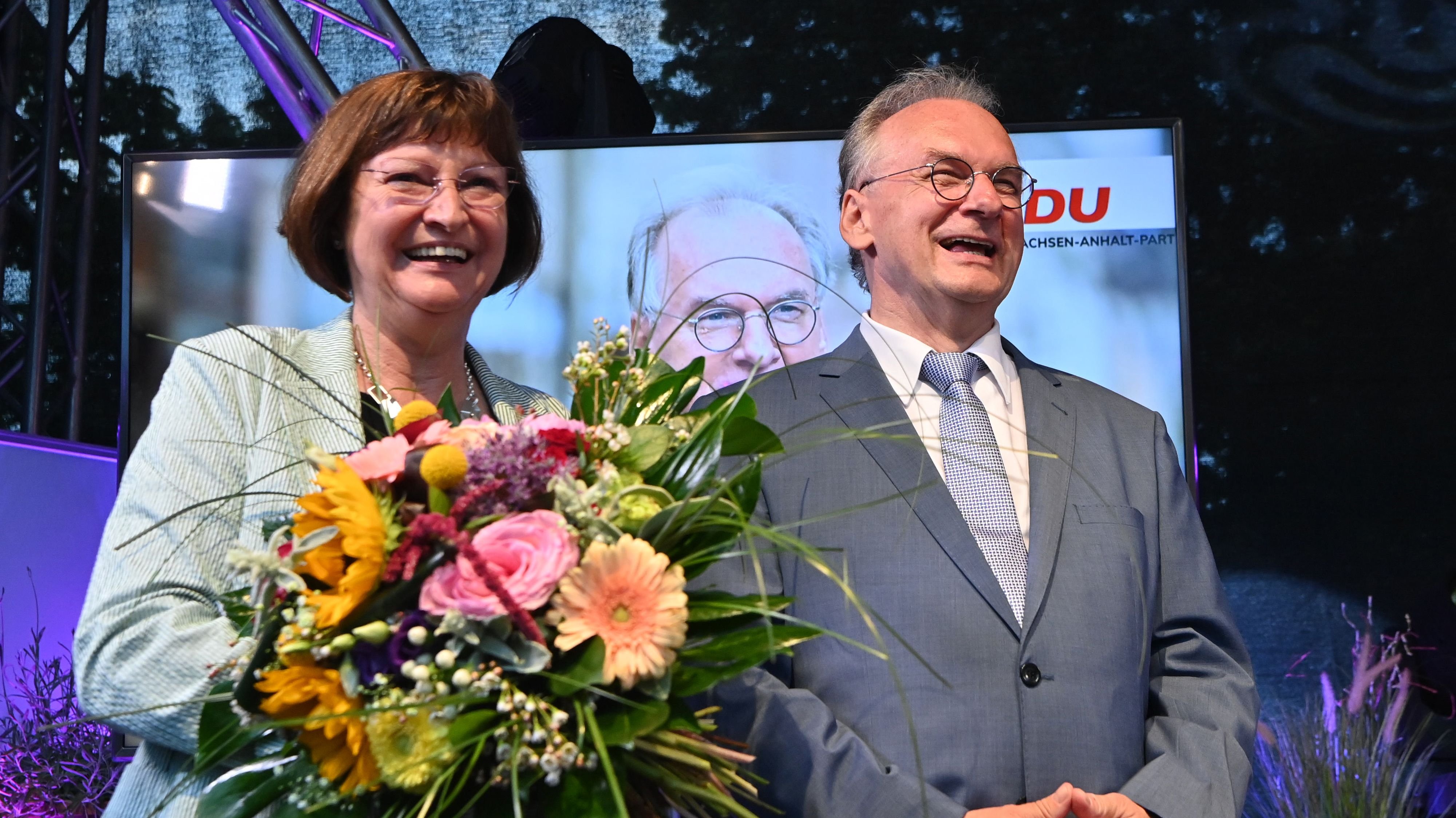 Reiner Haseloff, CDU, Ministerpräsident von Sachsen-Anhalt und seine Ehefrau Gabriele jubeln auf der CDU Wahlparty.