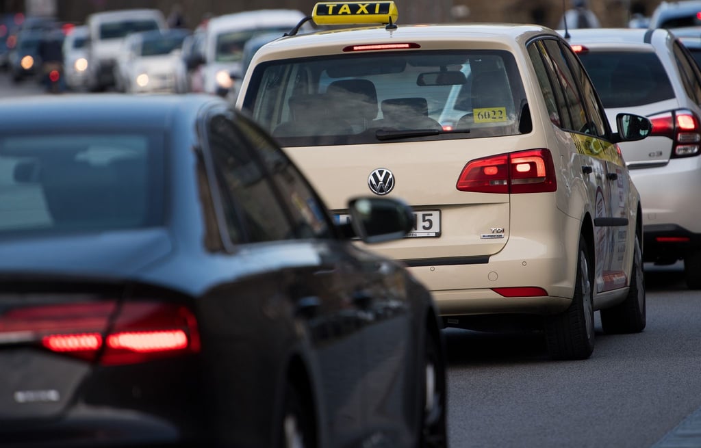 Autos stauen sich auf einer Straße in Dresden.