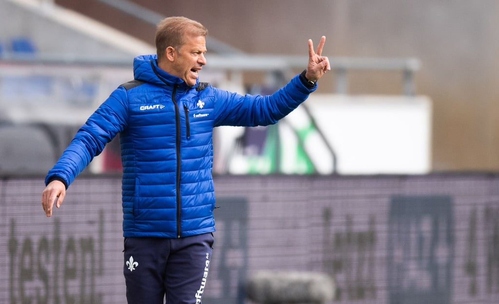 Markus Anfang reagiert auf den Spielverlauf.