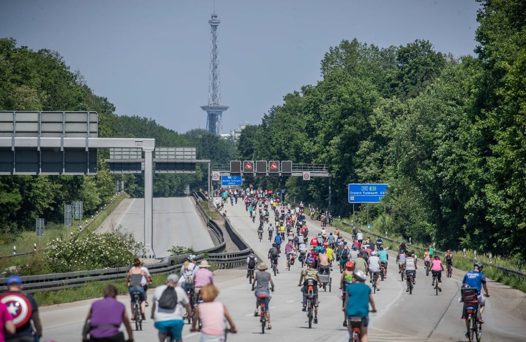 Radfahrer sind auf der Autobahn A115 AVUS in Richtung Funkturm unterwegs.