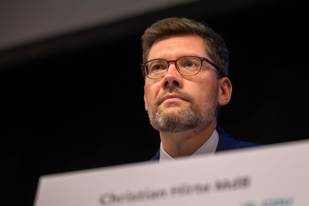 Christian Hirte, Vorsitzender der CDU Thüringen, sitzt auf dem Podium.