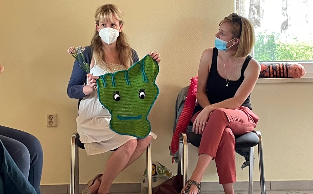 Lisa Woehlecke und Sabine Collatz (li.) stellten in der Ortschaftsratssitzung in Zeppernick das Projekt „Verstrickt und Zugenäht" vor.