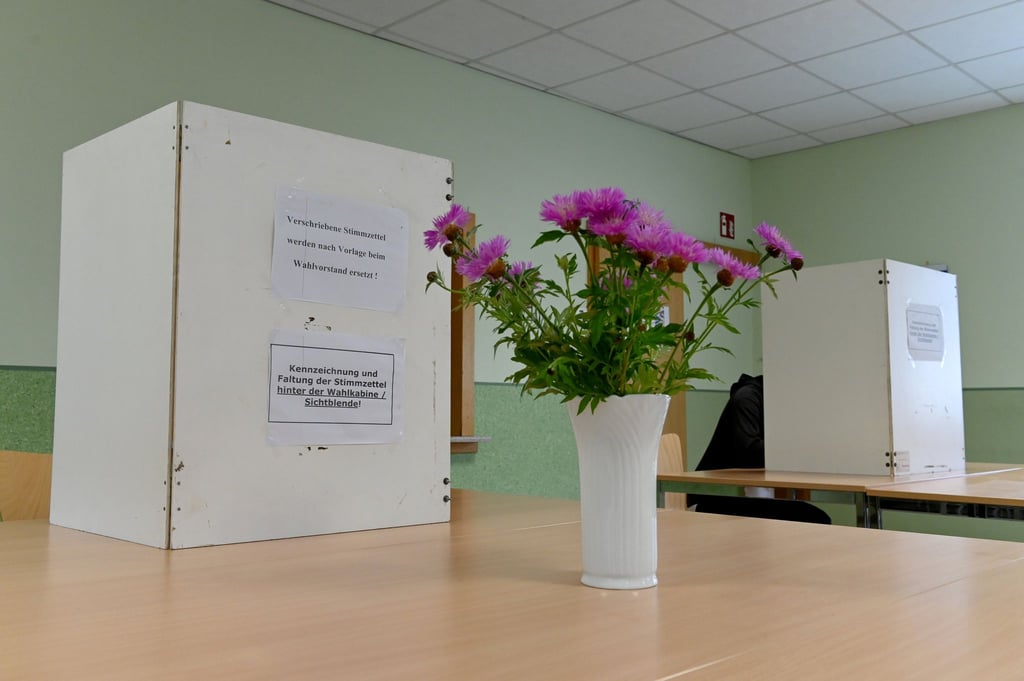 Eine Frau gibt ihre Stimme in einem Wahllokal ab.