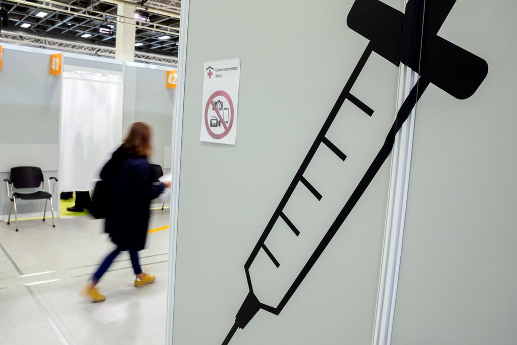Eine Patientin geht im Corona-Impfzentrum zum Impfen.