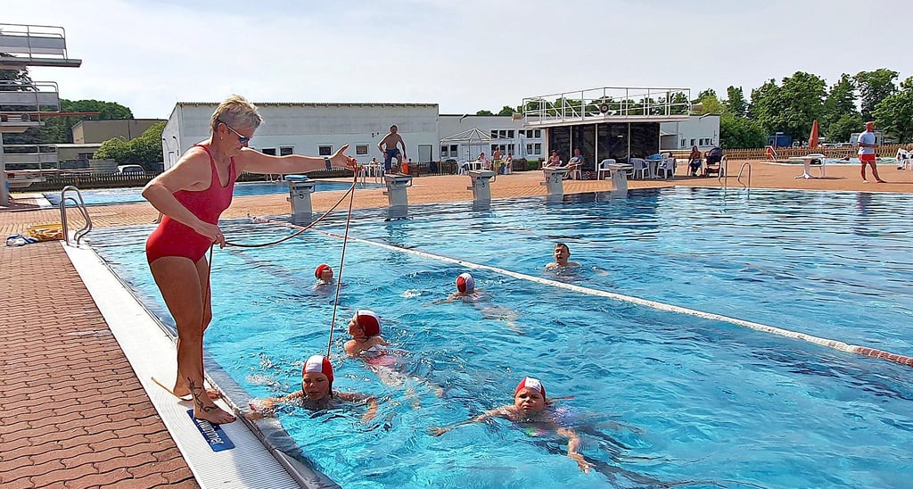 Der erste Schwimmlehrgang unter Leitung von Tabea Techel (Foto) hat bereits vor einer Woche begonnen. Zwölf Kinder sind dabei Schüler/innen der Schwimmmeisterin.