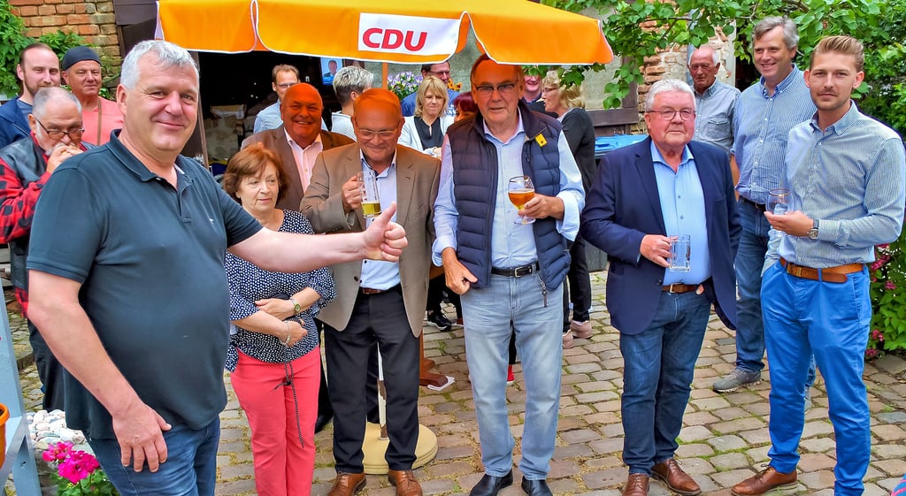 CDU-Kandidat Guido Heuer freut sich mit seinen Parteifreunden und Helfern auf dem Gelände des CDU-Wahlbüros in Langenweddingen über den Sieg im Wahlkreis Oschersleben-Wanzleben und den damit verbundenen Wiedereinzug in den Landtag.