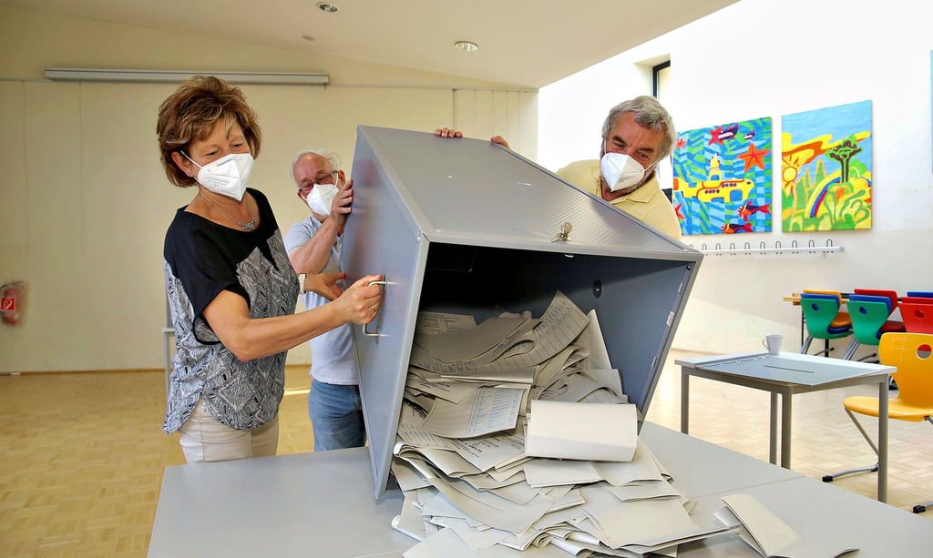 Die Wähler in Könnern durften nach Neueinteilung der Wahlkreise über die gleichen Kandidaten abstimmen wie Bernburger. Sabine Siersleben, Horst Zimmermann (Mitte) und Heinrich Lehnert entleerten um 18 Uhr die Wahlurne.