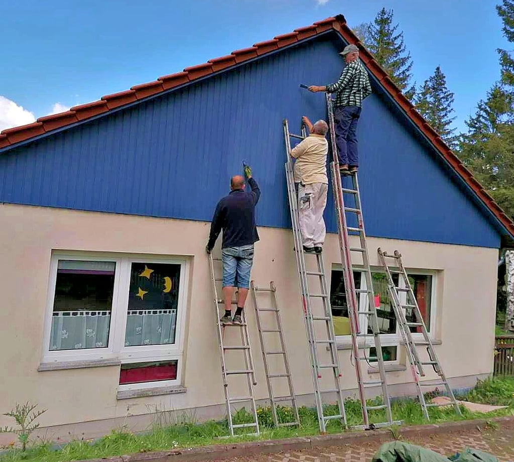 Zahn freiwillige Helfer haben beim Arbeitseinsatz Gebäude und Außengelände auf Vordermann gebracht.