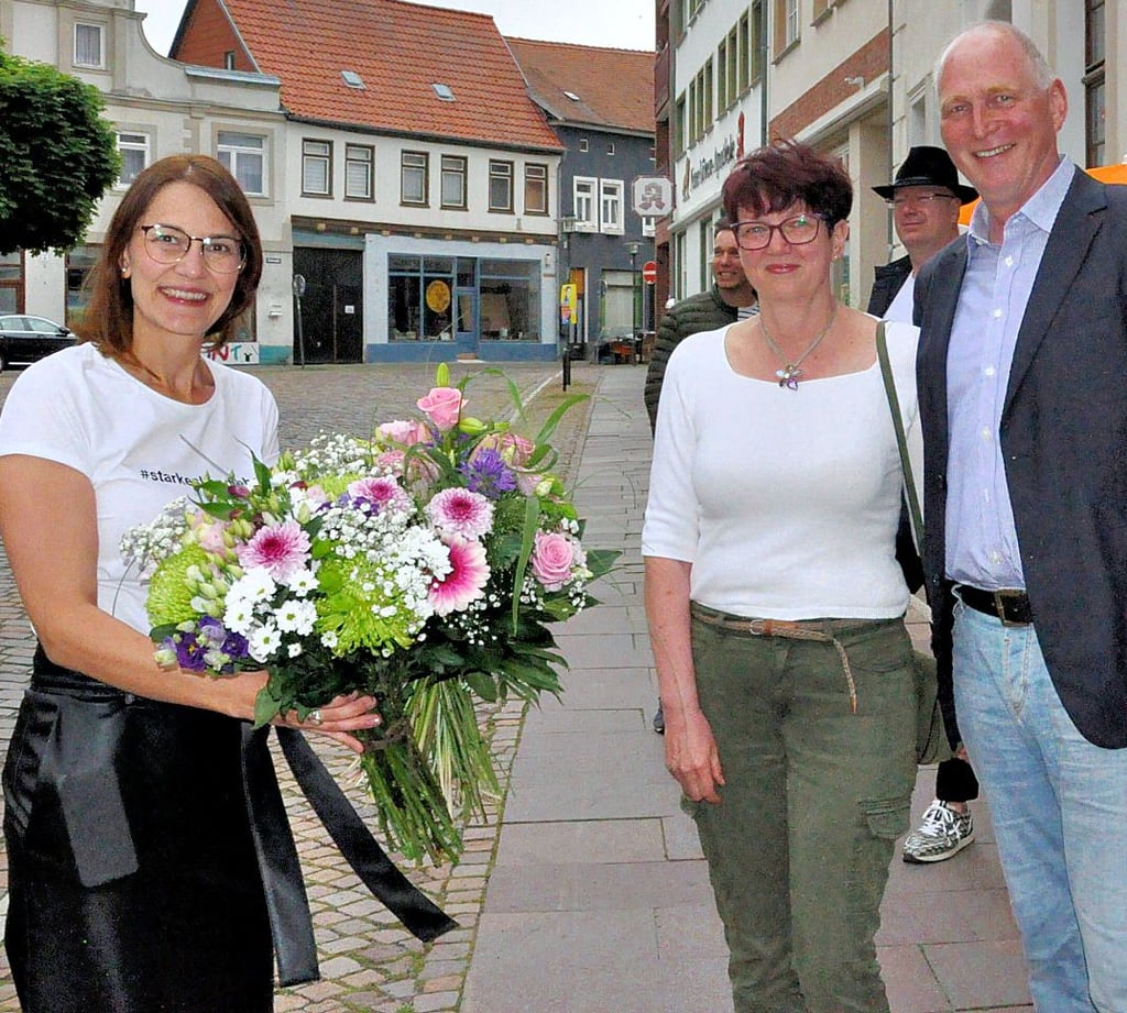 Sandra Hietel gewinnt für die CDU im Wahlkreis 2 das Direktmandat. Erste Glückwünsche gab es gestern von ihrem Vorgänger Uwe Harms, hier mit Ehefrau Christine.