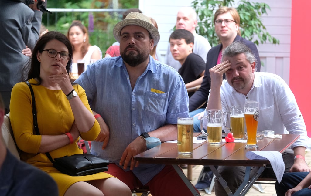 Anhänger der SPD reagieren nach der Bekanntgabe der ersten Prognosen.