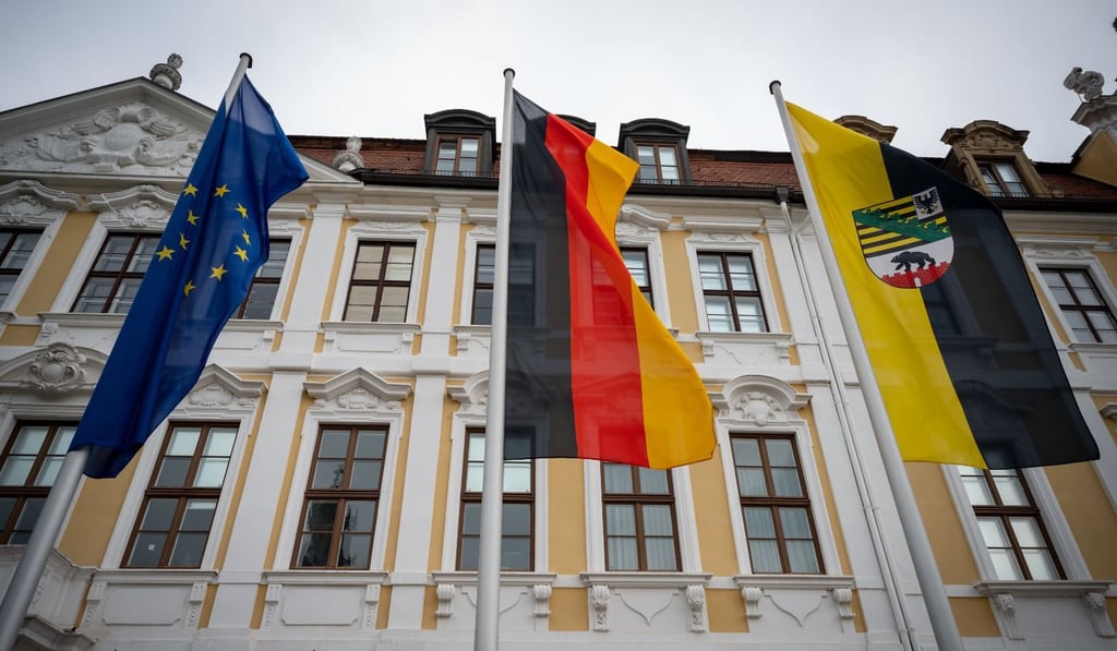 Die Flaggen der EU, der Bundesrepublik und des Landes Sachsen-Anhalt wehen vor dem Landtag in Magdeburg. Die Wahl zum neuen Landtag in Sachsen-Anhalt ist die letzte Landtagswahl vor der Bundestagswahl im September 2021.