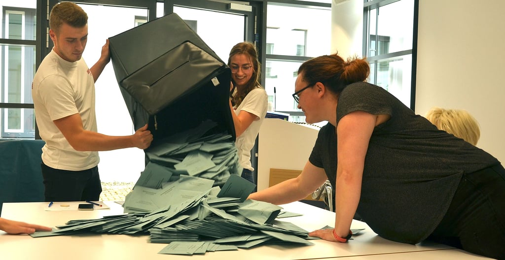 Punkt 18 Uhr wurden im Landratsamt des Landkreises Börde in Haldensleben die Briefwahlurnen ausgekippt. Zeitgleich begann die Auszählung der Stimmen in den 182 Wahllokalen des Landkreises Börde. Ausgenommen war hierbei die Stadt Oebisfelde-Weferlingen, die im Wahlkreis Gardelegen-Klötze ihre Stimme abgab.