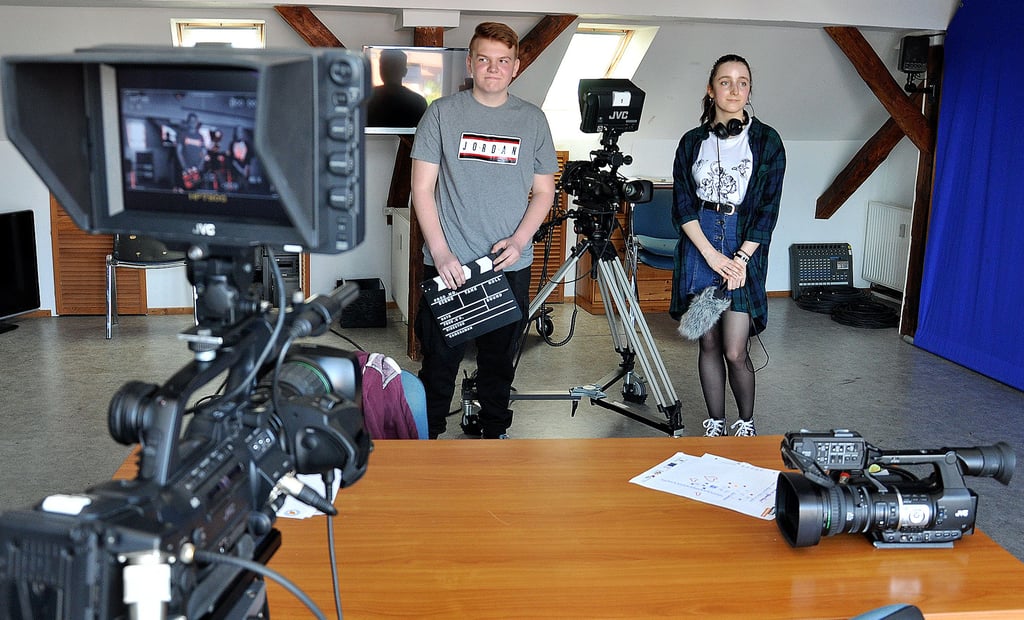 Mit Unterstützung von Filmprofis und ausgestattet mit professionellem Equipment wird ihre Idee zur Wirklichkeit. Im Studio des Offenen Kanals soll Lennards (von links) und Emilias Film gedreht werden.