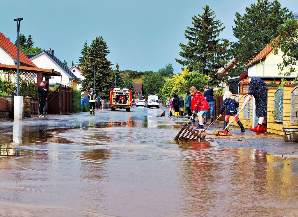 Gemeinsames Großreinemachen nach dem Starkregen am Samstagnachmittag, 5. Juni, im Blankenburger Finkenweg. Selbst die dort erst neu installierten Kanäle bewältigten die Wassermassen nicht. Binnen einer Stunde fielen in der Harzstadt 42,6 Liter Regen pro Quadratmeter.