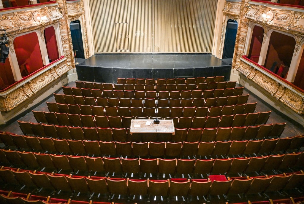 Blick in den leeren Zuschauersaal eines Theaters.