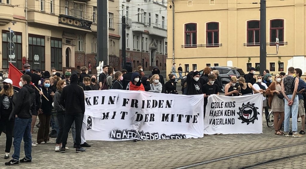 Die Demonstrationsteilnehmer sammeln sich auf dem Rannischen Platz in Halle