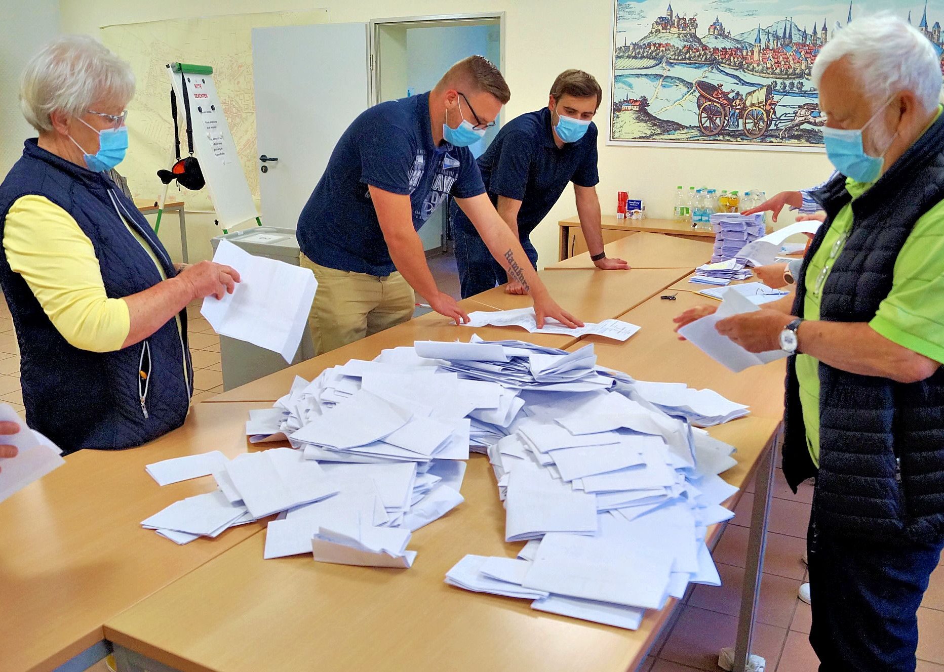 Im Wahllokal 8 bei der Wowi in Quedlinburg beginnt die Auszählung. 