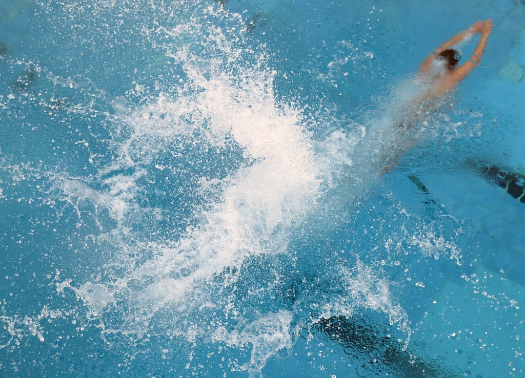 Eine Bademeisterin testet ein Freibad.