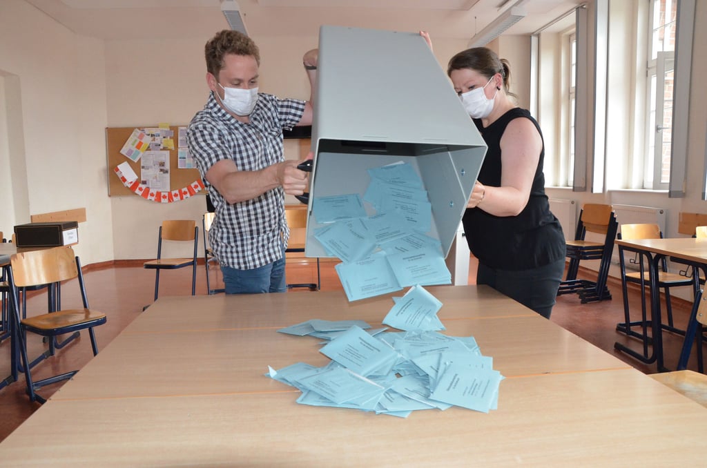 Um 18 Uhr schütteten Martin Fehniger und Carolin Hübner die Wahlurne aus.