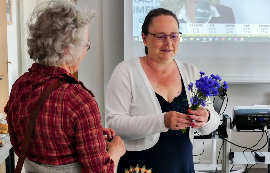 Kerstin Eisenreich (r.) bekam von Halina Czikowsky Blümchen überreicht.