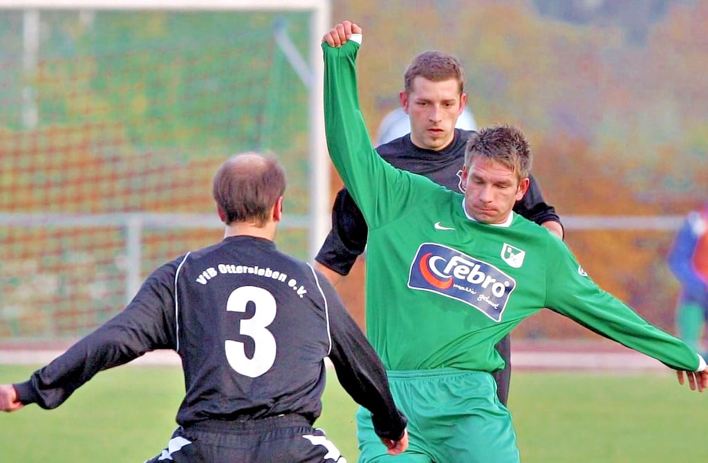Kevin Lindner (am Ball) spielte sowohl für den Schönebecker SC als auch für den Schönebecker SV. Nach der Fusion beider Teams zu Union wechselte Lindner vom Platz an die Seitenlinie und betreute ein Jahr die A-Jugend.