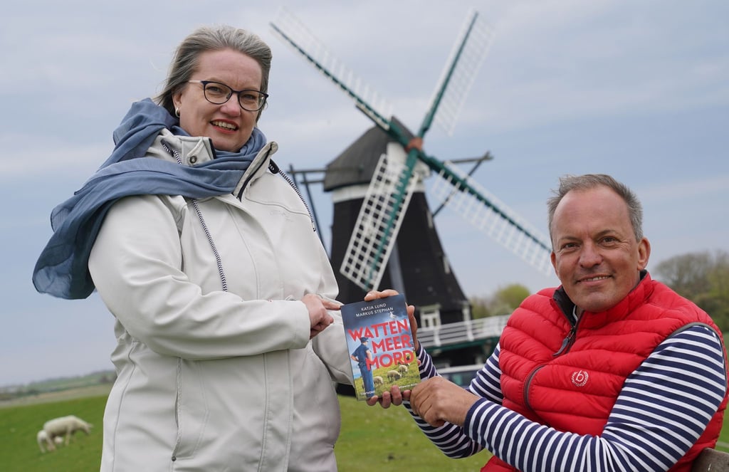 Markus Stephan, Co-Autor „Wattenmeermord“ und Inselpolizist auf Pellworm, und Katja Lund, Co-Autorin von „Wattenmeermord“, die unter ihrem Klarnamen Kathrin Lange Thriller schreibt, stehen auf dem Deich an der Nordermühle auf der Insel Pellworm.