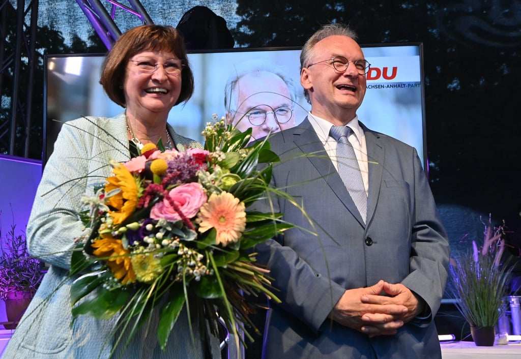 Ministerpräsident Reiner Haseloff und seine Ehefrau Gabriele jubeln auf der CDU-Wahlparty. Foto: Bernd Von Jutrczenka/dpa