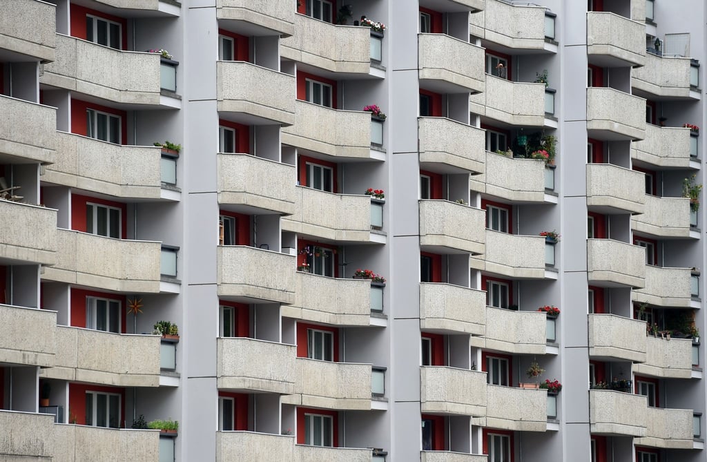 Blick auf die Fassade eines Wohnhauses.
