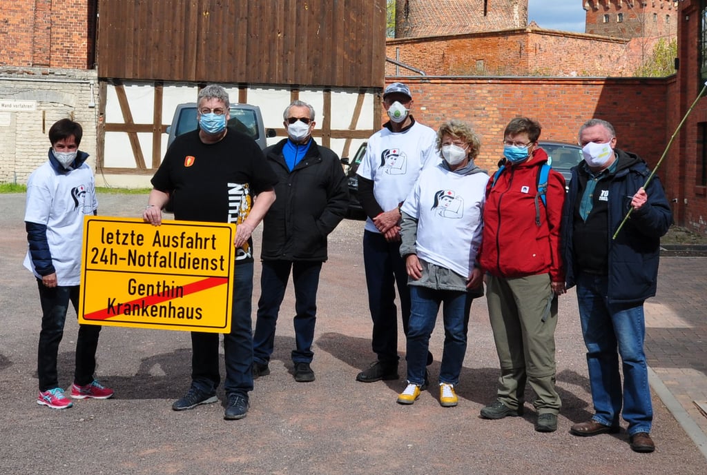 Lutz Nitz und Gerd Mangelsdorf bei einer gemeinsamen Protestaktion für die Genthiner Notfallversorgung in Tangermünde