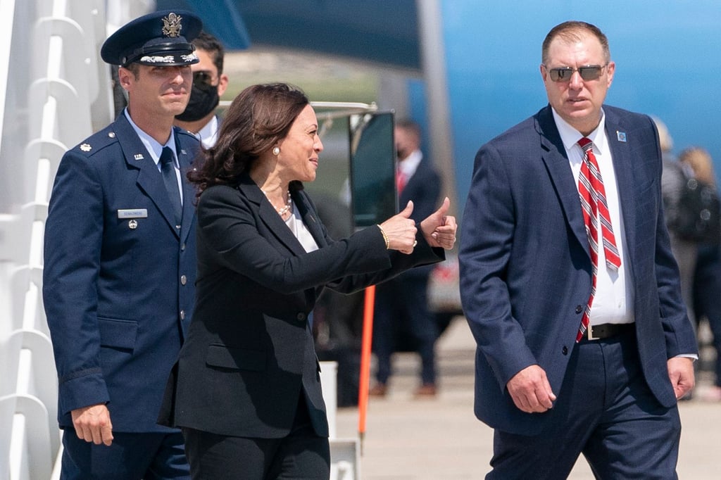 Vizepräsidentin Kamala Harris macht ein doppeltes „Daumen hoch"-Zeichen in Richtung der Medienvertreter, nachdem sie die Air Force Two verlassen hat. Das Flugzeug kehrte aufgrund eines technischen Problems kurz nach dem Start zur Andrews Air Force Base, Md. zurück.