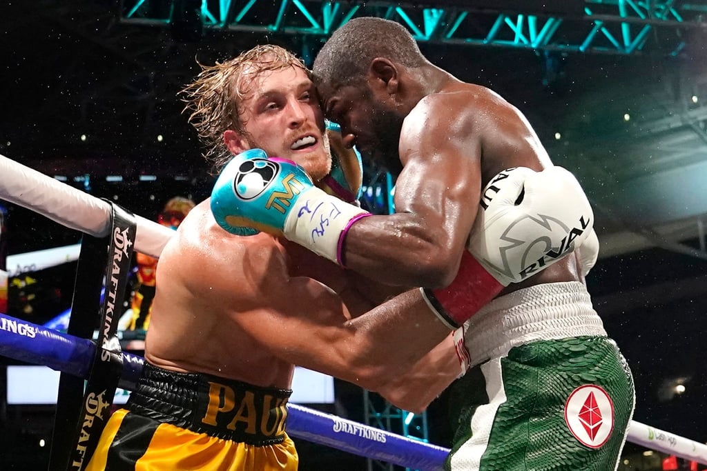 Floyd Mayweather (r) und Logan Paul beim im Hard Rock Stadium in Miama Gardens.