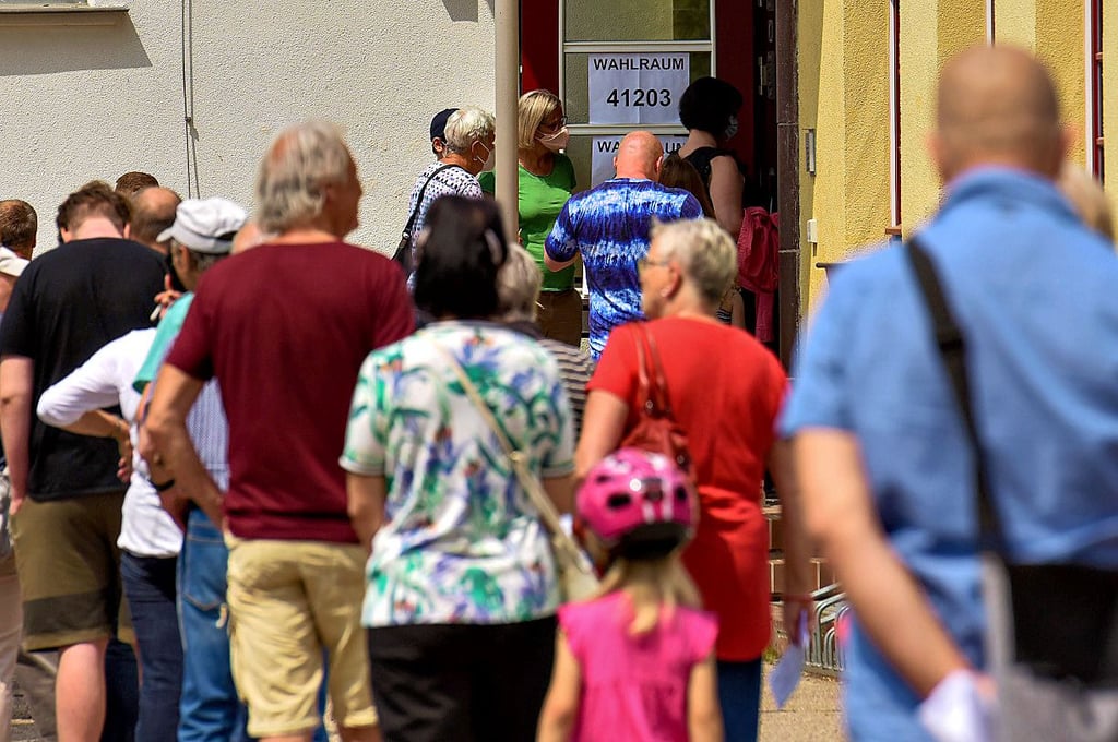 In der Schlange vor dem Wahllokal an der Grundschule Diesterweg achteten die Hallenser nicht nur auf Abstand. Die meisten trugen auch Masken.