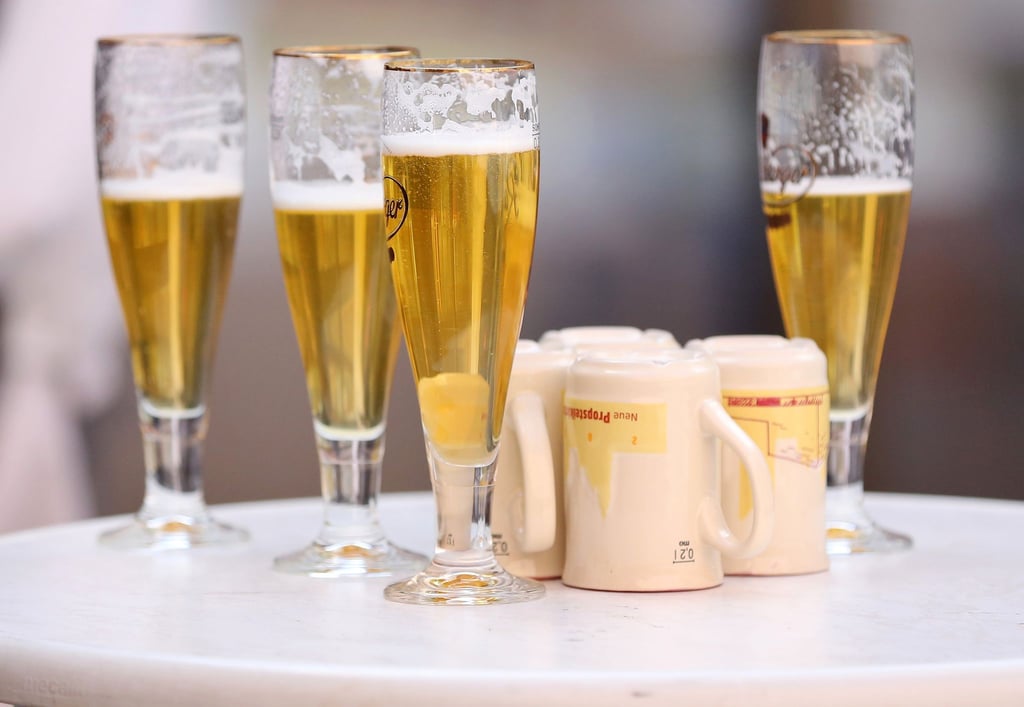 Halb gefüllte Gläser mit Bier stehen auf einem Tisch.