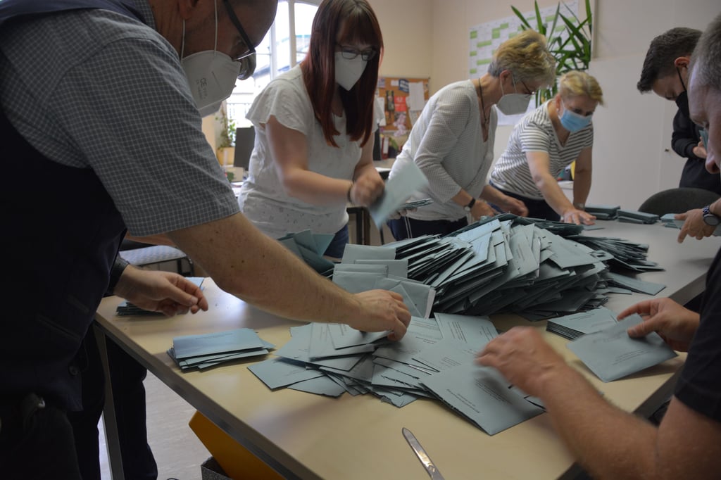 Im Landratsamt des Harzkreises beginnt im Briefwahlbezirk 996 (Stadt Blankenburg) beginnt das Auszählen der Stimmen.