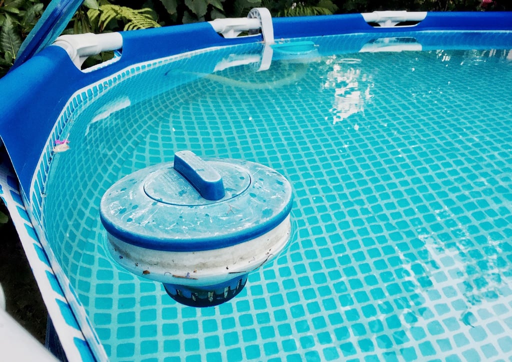 Damit das Wasser im Pool lange frisch bleibt, können Chlorschwimmer eine Lösung sein.