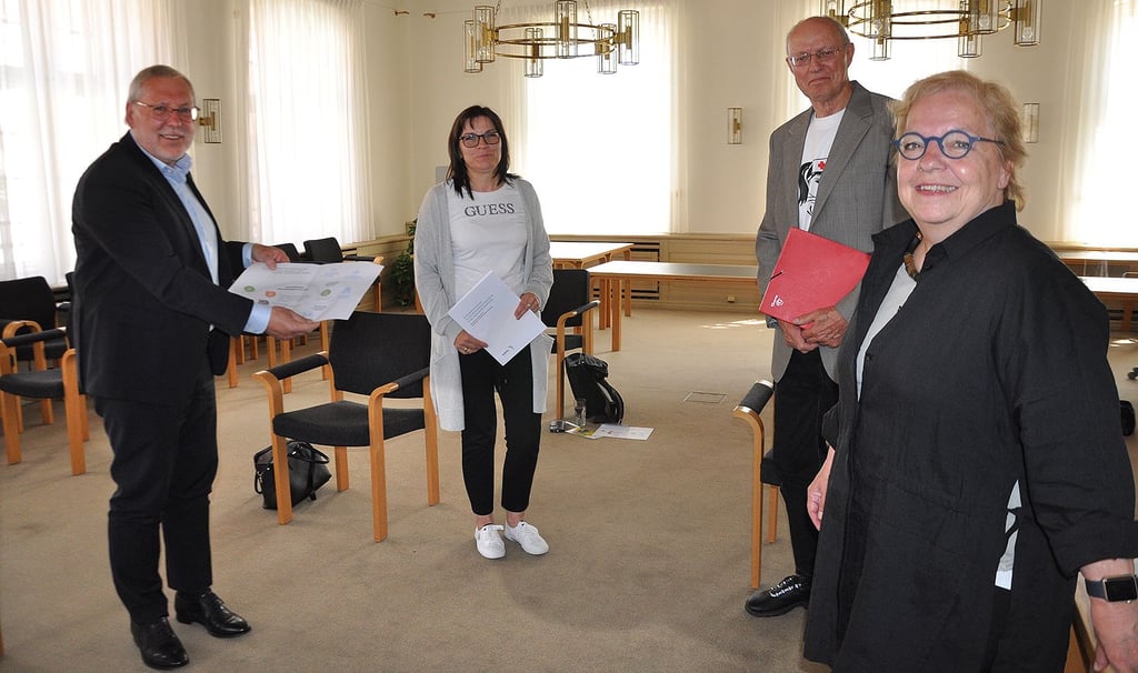 Hans-Joachim Fietz-Mahlow (l.) und Staatssekretärin Beate Bröcker (r. ) informierten über den Zwischenstand für das Konzept Gesundheitszentrum in Havelberg. Anke Görtz und Holger Schulz von „Pro Krankenhaus“ freuten sich darüber. Mit dabei waren auch der Havelberger Bürgermeister und der Stendaler Landrat.