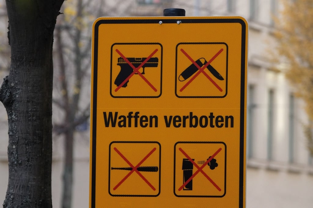 Ein Schild deutet auf der Eisenbahnstraße auf eine Waffenverbotszone hin.