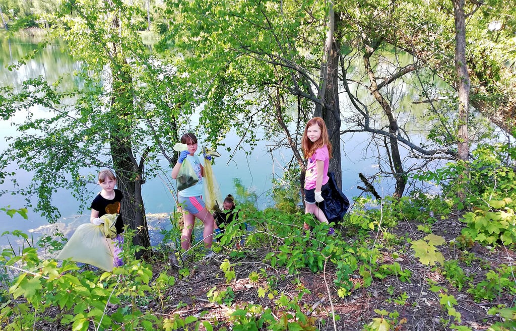Auf zum Müllsammeln: Angelina Böttner (links), Luna Müller, Lena Gerster und Lilly Röske (unten) streifen druch das Bad und sammeln Müll.