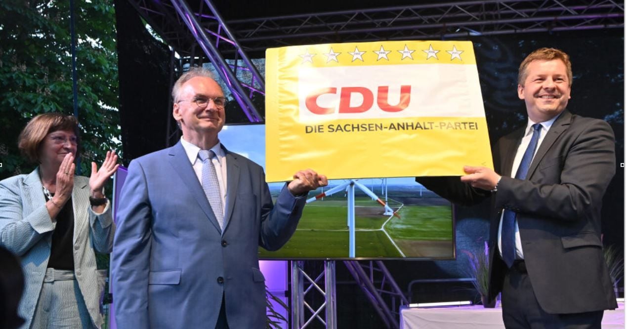 Reiner Haseloff (M), CDU, Ministerpräsident von Sachsen-Anhalt und der CDU Landesvorsitzende Sven Schulze halten ein Plakat mit der Aufschrift "CDU - Die Sachsen-Anhalt Partei". Links steht Haseloffs Ehefrau Gabriele. Die Wahl zum neuen Landtag in Sachsen-Anhalt war die letzte Landtagswahl vor der Bundestagswahl im September 2021.